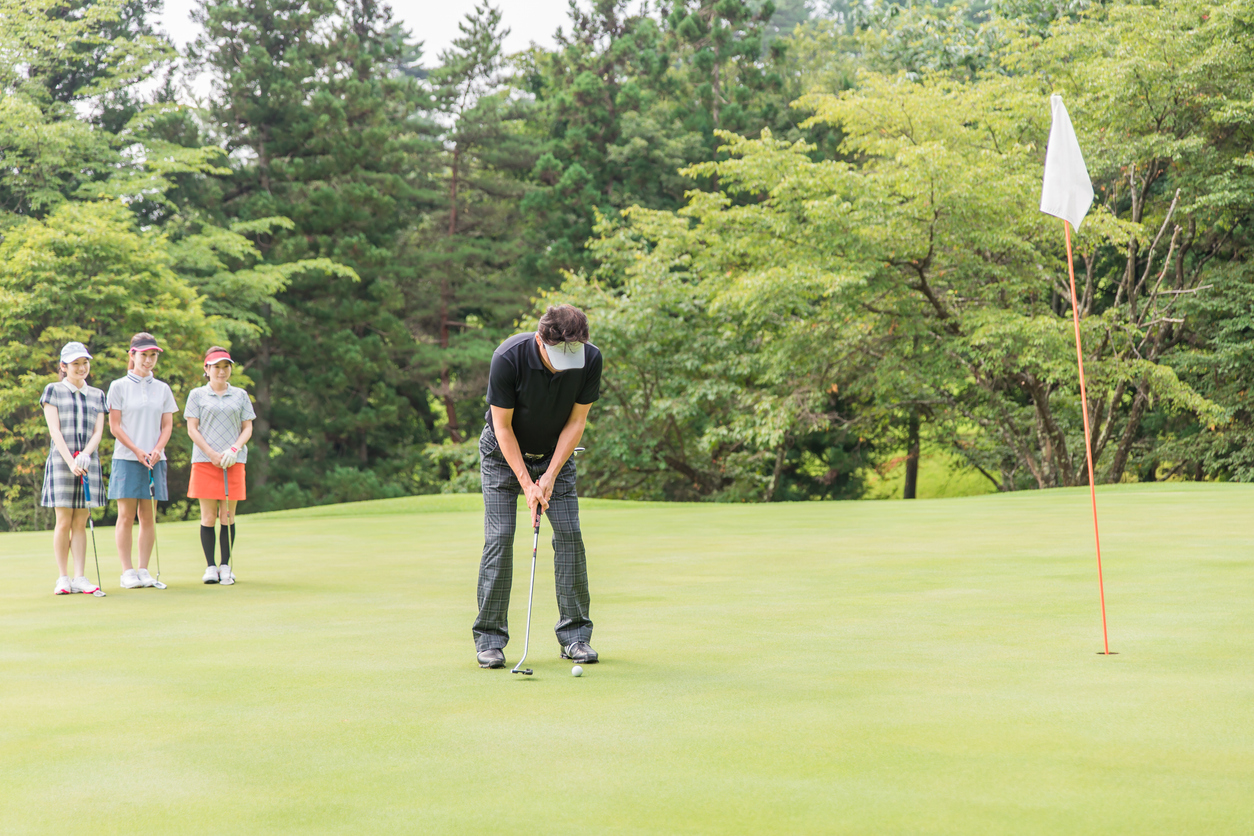 ゴルフ場では服装のマナーが求められます。正しいウェア選びが快適なラウンドへの第一歩です。