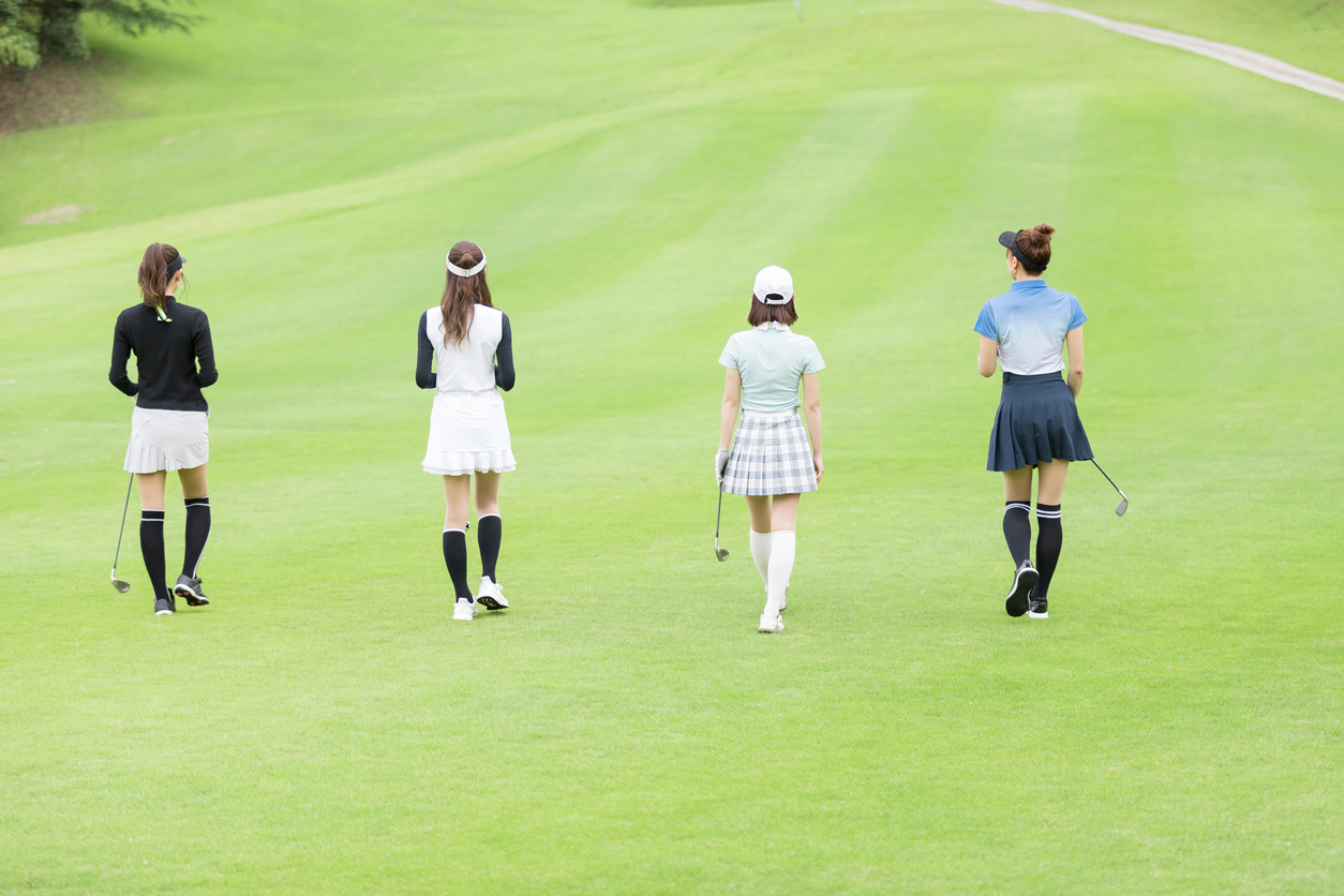 春夏は涼感・UVケア、秋冬は保温・重ね着が基本戦略です。季節ごとのカラー選びも楽しみましょう。